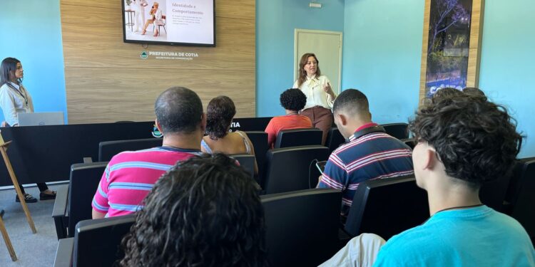 Comissária de bordo e consultora de imagem ministra palestra para participantes do ‘Meu Emprego’