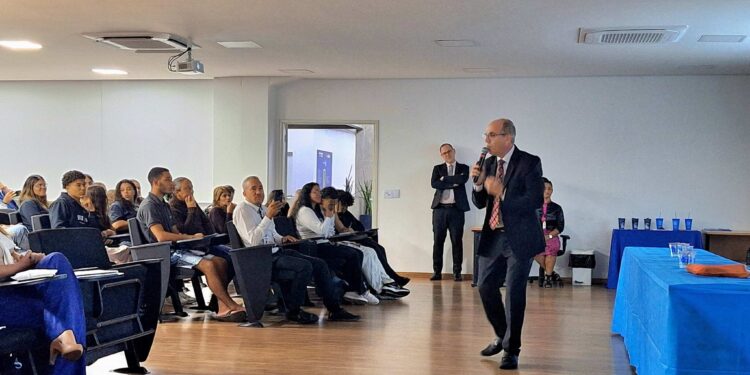 Empresários, estudantes e trabalhadores se reuniram para aprender sobre economia global e impactos locais