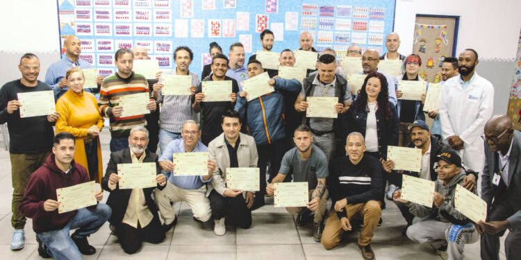 Alunos do curso de Eletricista Instalador Residencial recebem certificados