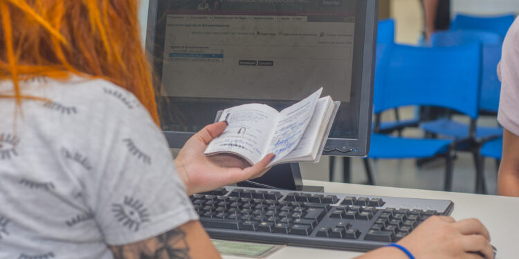 Posto de Atendimento ao Trabalhador de Cotia é renovado e recebe 8 novos computadores