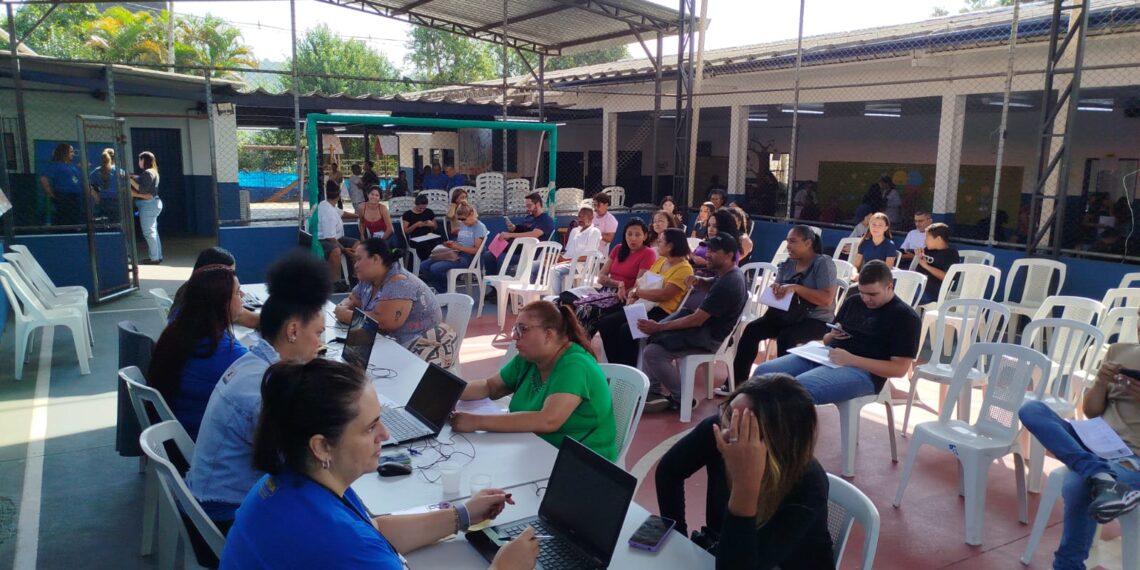 Mais de 300 pessoas participam de Feirão de Emprego